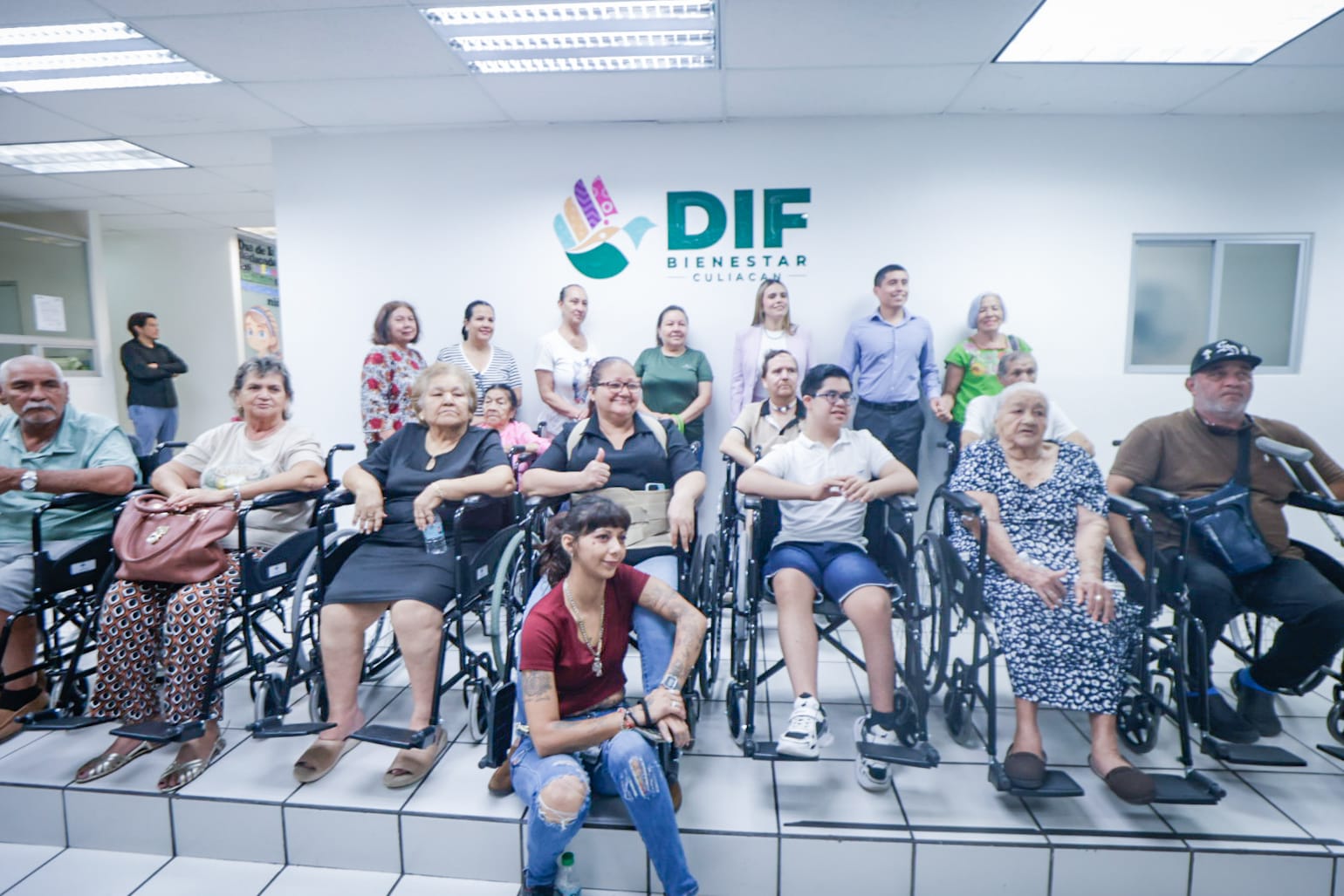 DIF Culiacán entrega sillas de ruedas
