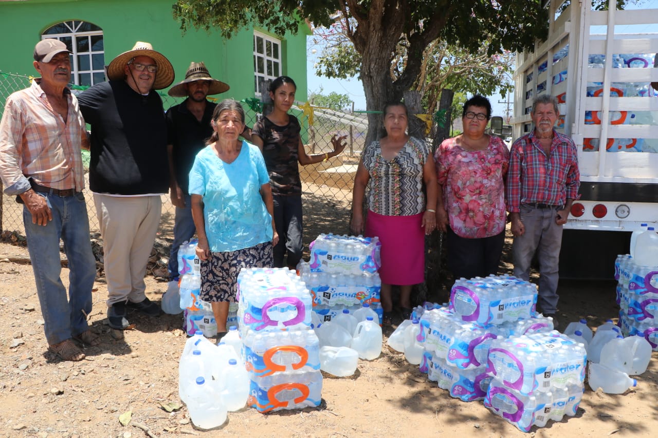DIF Mazatlán entrega agua potable recaudada durante el Aquatón 2026