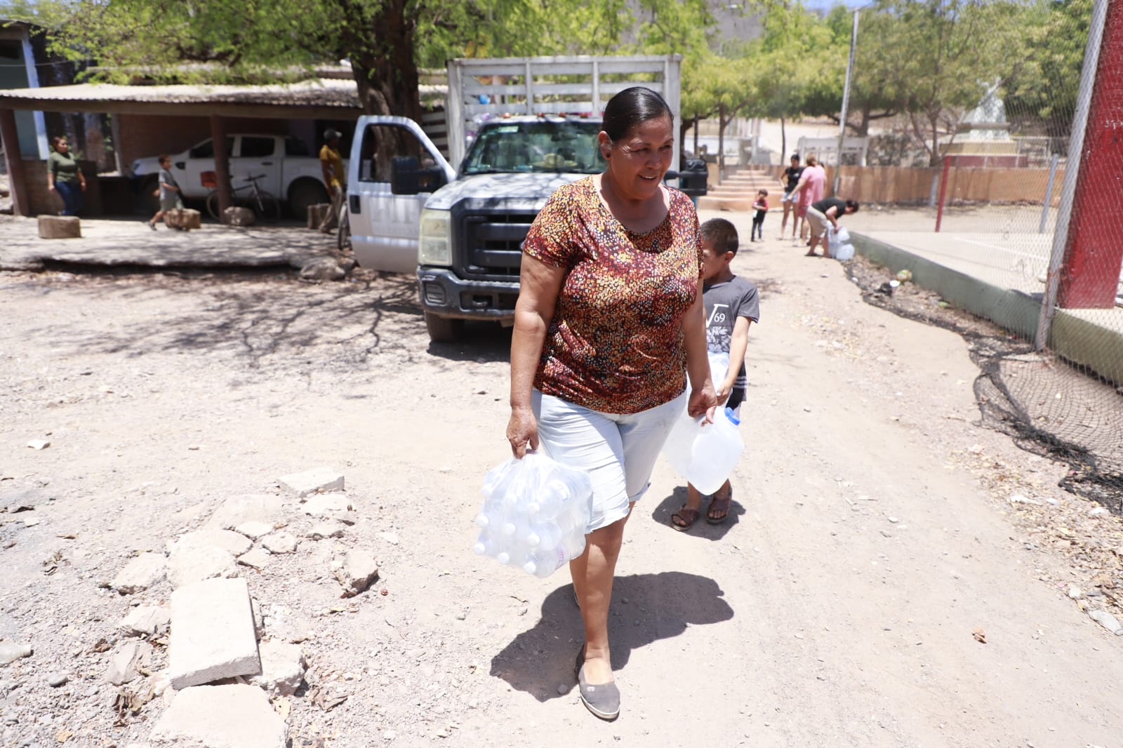 DIF Mazatlán entrega agua potable recaudada durante el Aquatón 2026