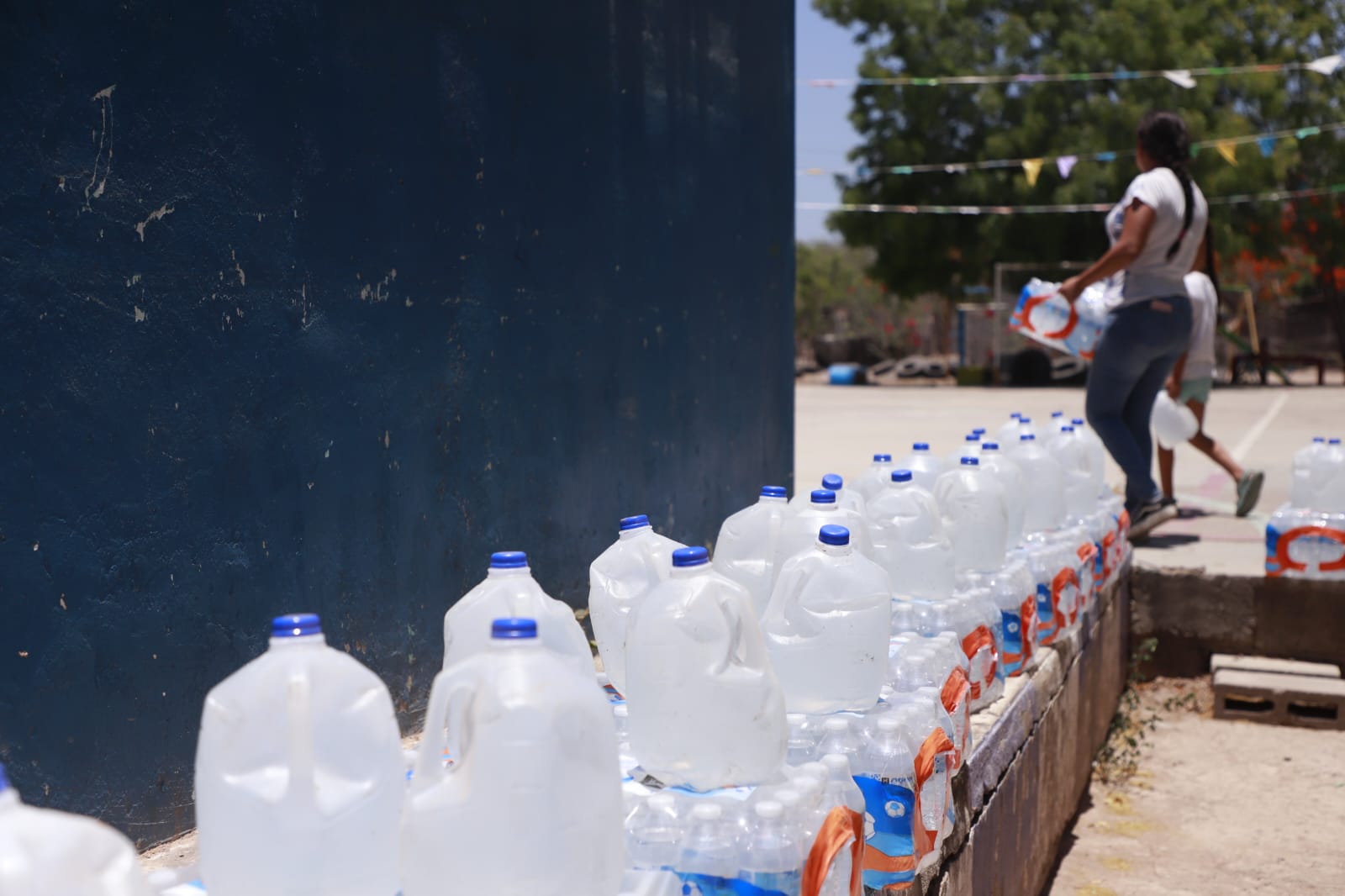 DIF Mazatlán entrega agua potable recaudada durante el Aquatón 2026