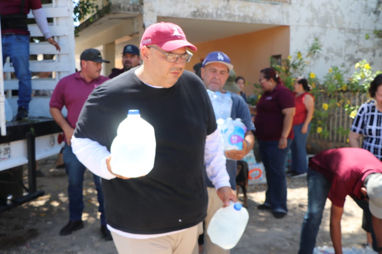 DIF Mazatlán entrega agua potable recaudada durante el Aquatón 2026