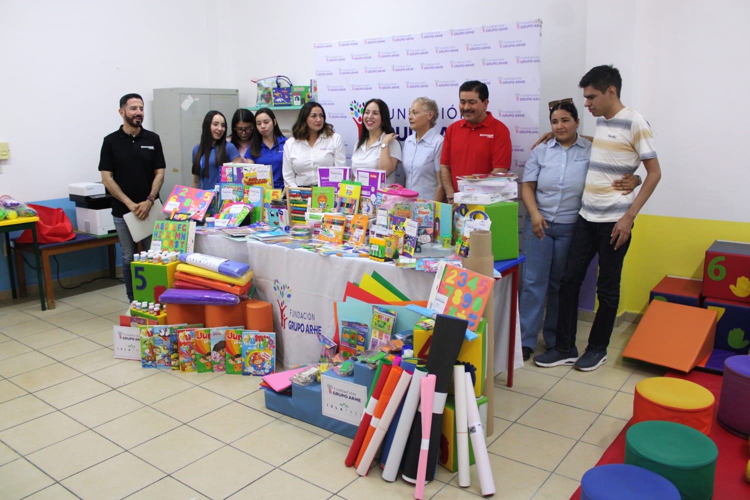 Fundación Grupo Arhe realizaron un donativo de material didáctico y educativo para la Asociación Unicornio