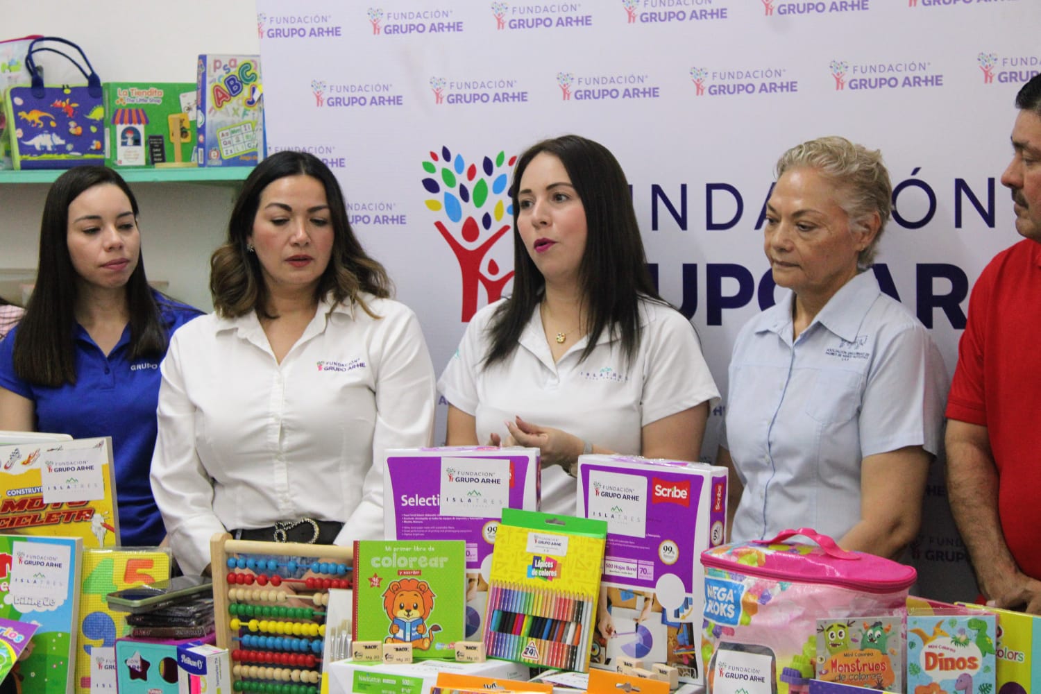 Fundación Grupo Arhe realizaron un donativo de material didáctico y educativo para la Asociación Unicornio