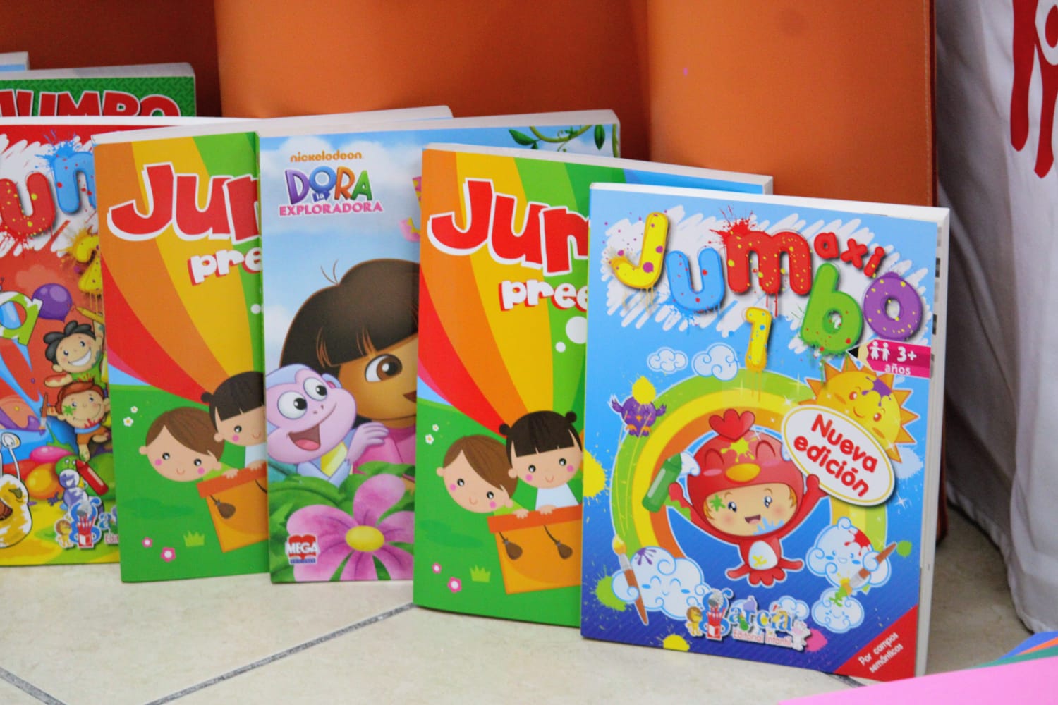 Algunos de los materiales que se donaron fueron lápices, plumas, colores, crayones, plastilinas, cuadernos, libros de dibujo, plumones, pegamentos, diferentes tipos de papel, entre otros productos