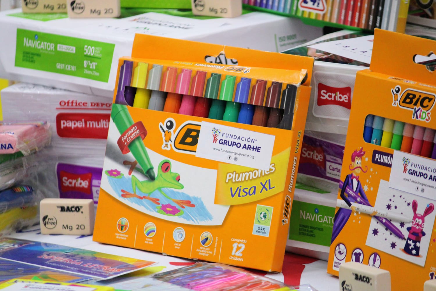 Algunos de los materiales que se donaron fueron lápices, plumas, colores, crayones, plastilinas, cuadernos, libros de dibujo, plumones, pegamentos, diferentes tipos de papel, entre otros productos