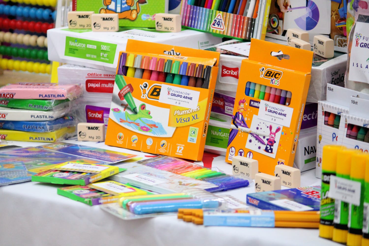 Algunos de los materiales que se donaron fueron lápices, plumas, colores, crayones, plastilinas, cuadernos, libros de dibujo, plumones, pegamentos, diferentes tipos de papel, entre otros productos