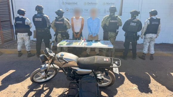 Detienen a dos civiles armados y con droga, tras tratar de huir en la Plutarco Elías Calles, en Culiacán, Sinaloa