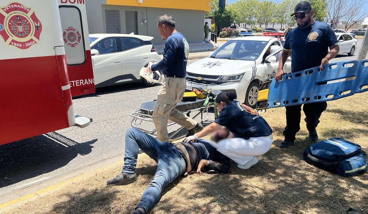 Tras accidente, detienen a dos por circular en motocicleta con reporte de robo