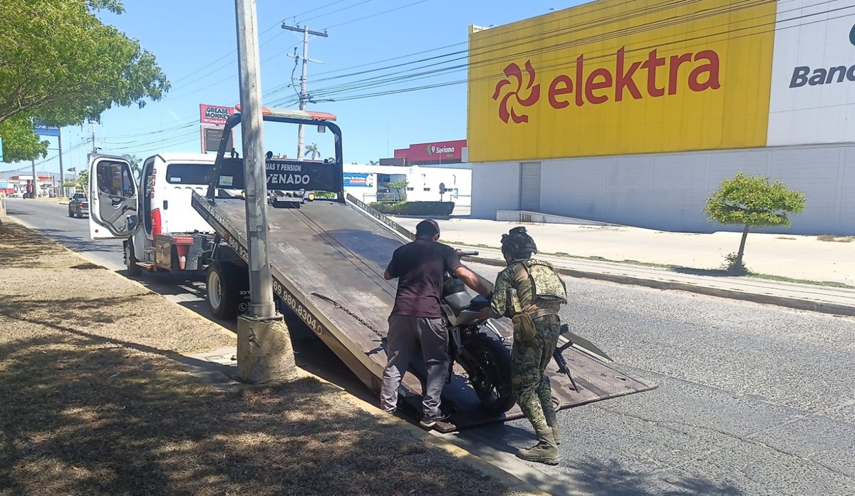 Tras accidente, detienen a dos por circular en motocicleta con reporte de robo