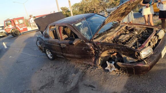 Accidente vial deja dos lesionados en la carretera México 15 al sur de Mazatlán, Sinaloa
