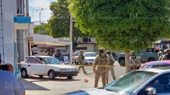 Identifican al hombre ejecutado a bordo de un vehículo Nissan Tsuru en los límites de la Miguel Hidalgo y Las Vegas de Culiacán