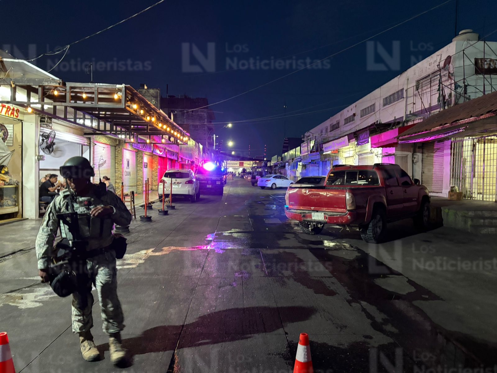 Dejan cerdo de peluche junto a hombre ejecutado en Mercadito Buelna, en Culiacán