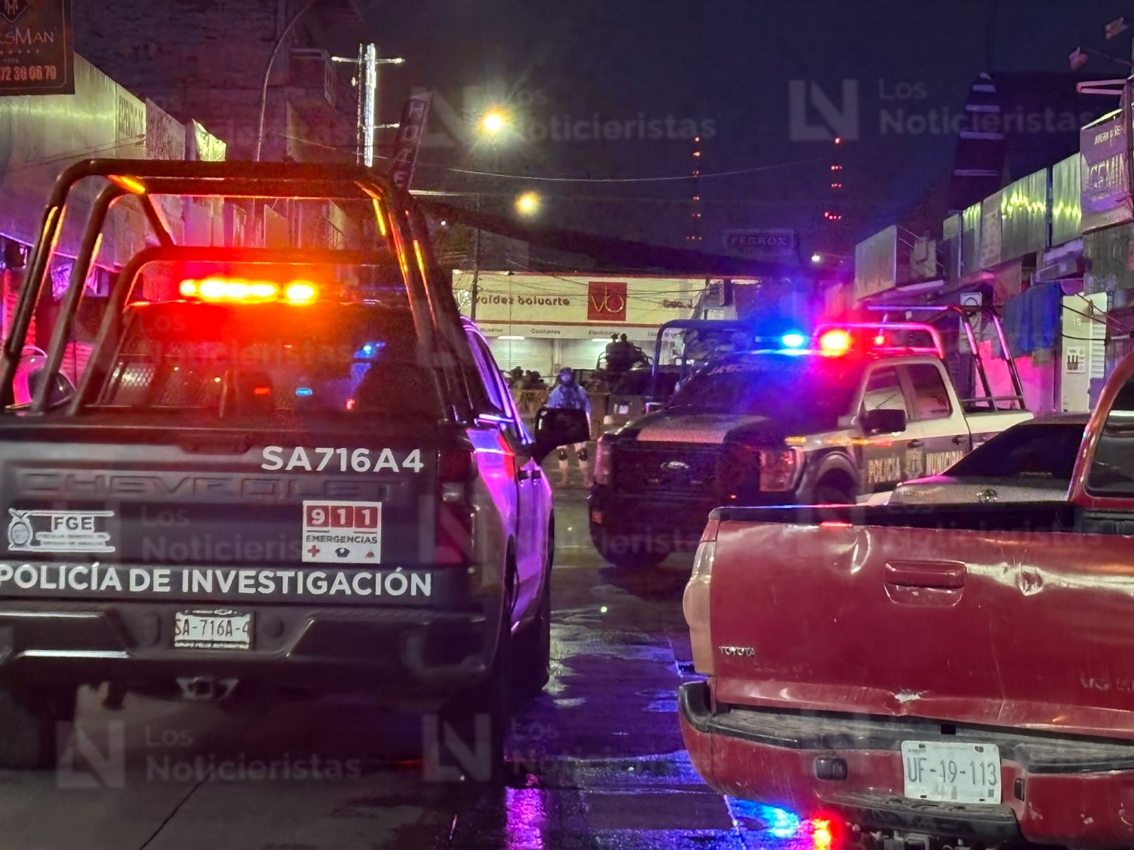 Dejan cerdo de peluche junto a hombre ejecutado en Mercadito Buelna, en Culiacán