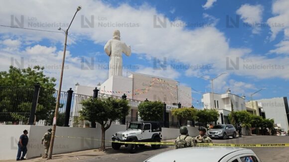 Frente a la parroquia de la Divina Misericordia en el sector Cañadas de Culiacán, ejecutan a un hombre en plena ceremonia religiosa