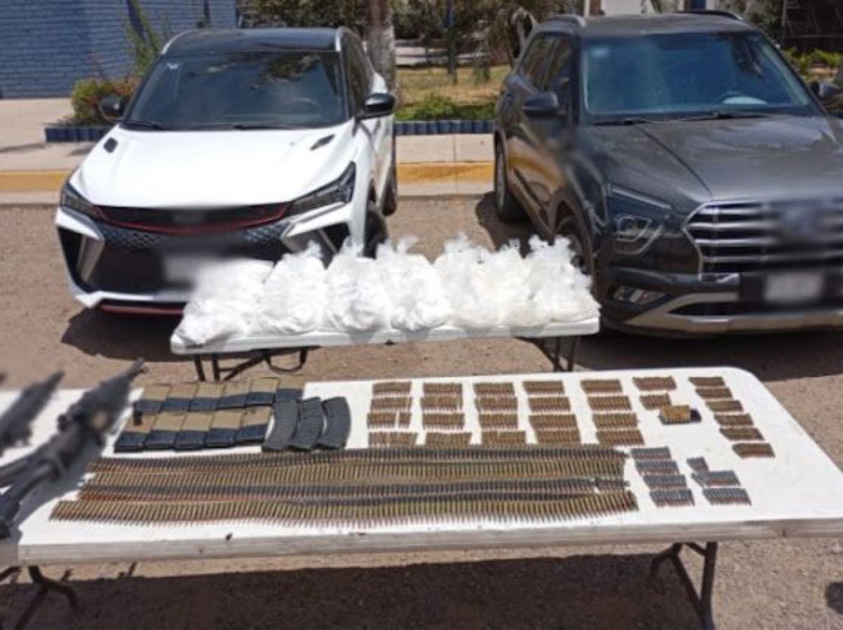 Ejército presenta drogas, armas, cargadores y cartuchos decomisados, en Culiacán