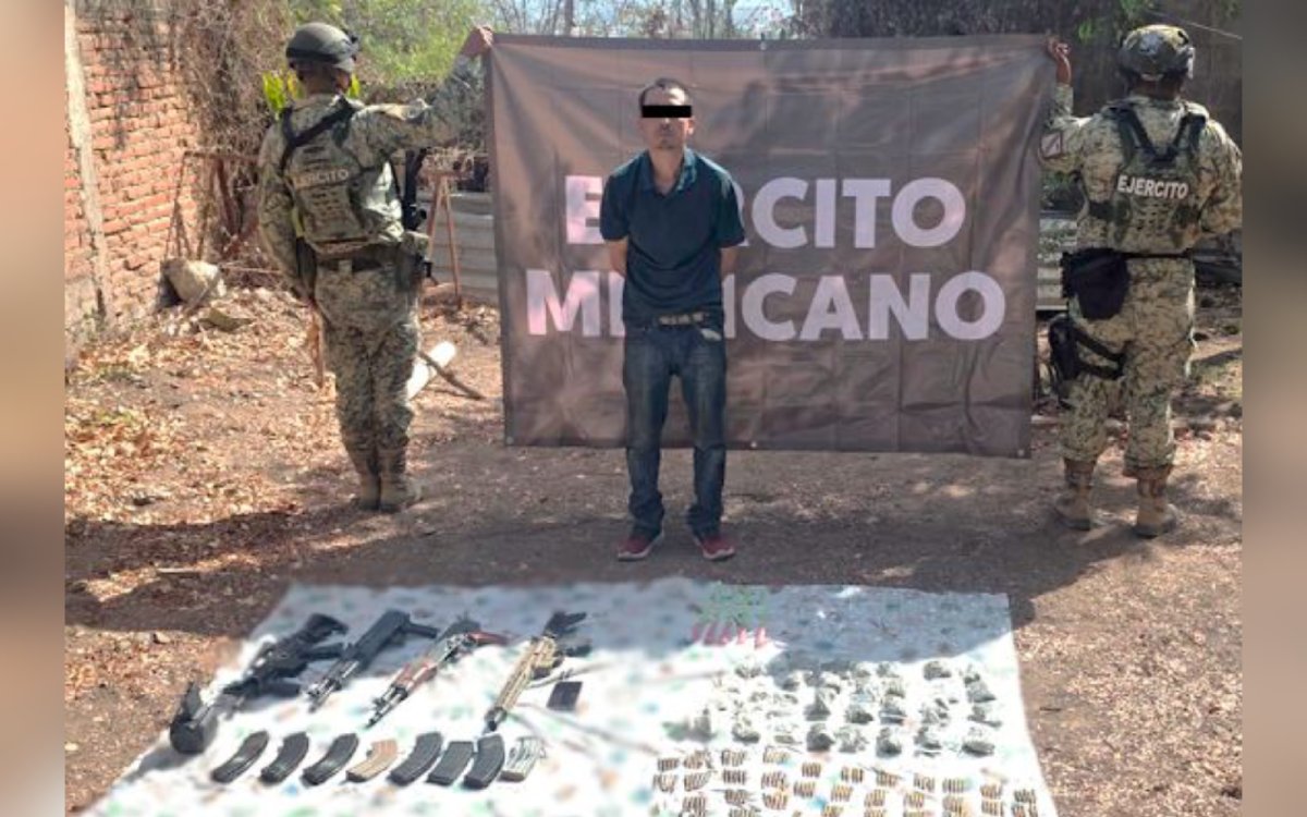 Ejército presenta a persona detenida con drogas, armas, cargadores y cartuchos decomisados, en Culiacán