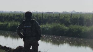 Elemento del Ejército frente a canal de riego en Navolato