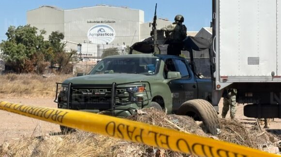 Envuelto en bolsas negras localizan el cadáver de una persona en la colonia Palmito Viejo en Culiacán, Sinaloa