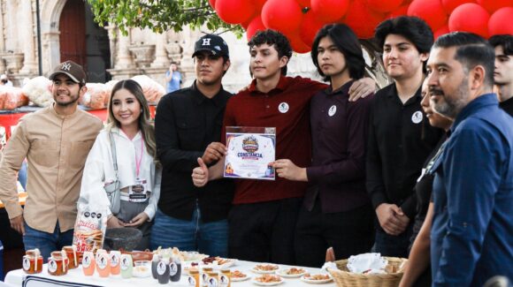 Jóvenes emprendedores llenan de vida la plazuela de Concordia, Sinaloa; su feria reúne a más de mil 500 asistentes