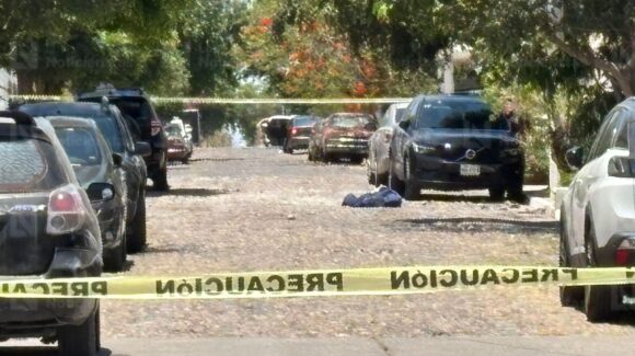 ‘Encobijado’ localizan el cadáver de una persona en la colonia Chapultepec de Culiacán