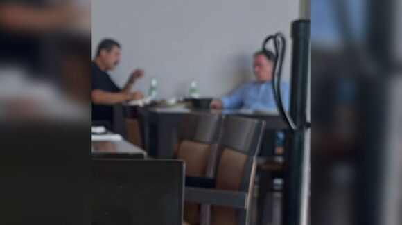 Reaparece Enrique Inzunza; lo fotografían con Javier Corral en restaurante de Culiacán y esto tuiteó su compañero del Senado