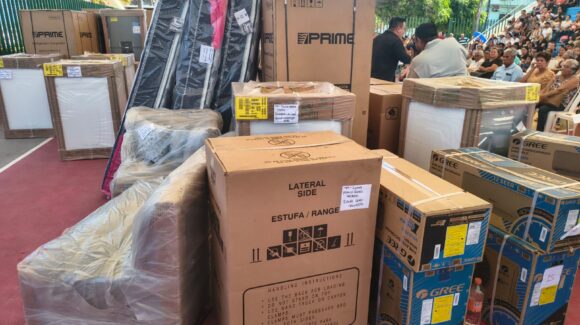 Entrega Gobierno de Mazatlán apoyos de “Peso a Peso” a 351 familias; alcaldesa defiende transparencia en licitaciones