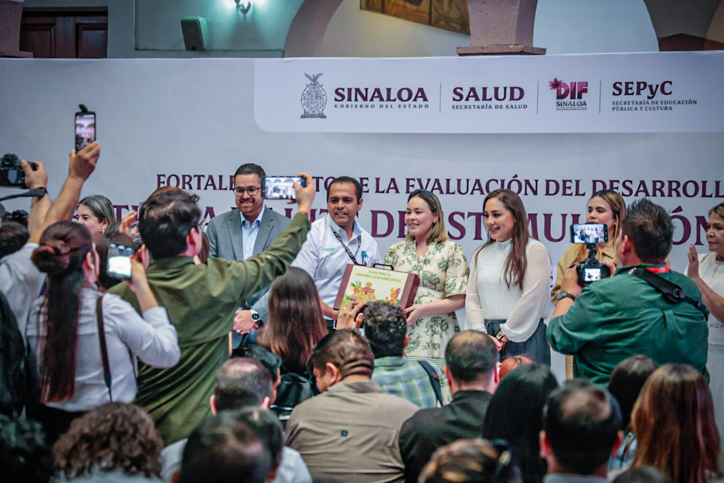 Entrega de kits de estimulación temprana para la prueba EDI