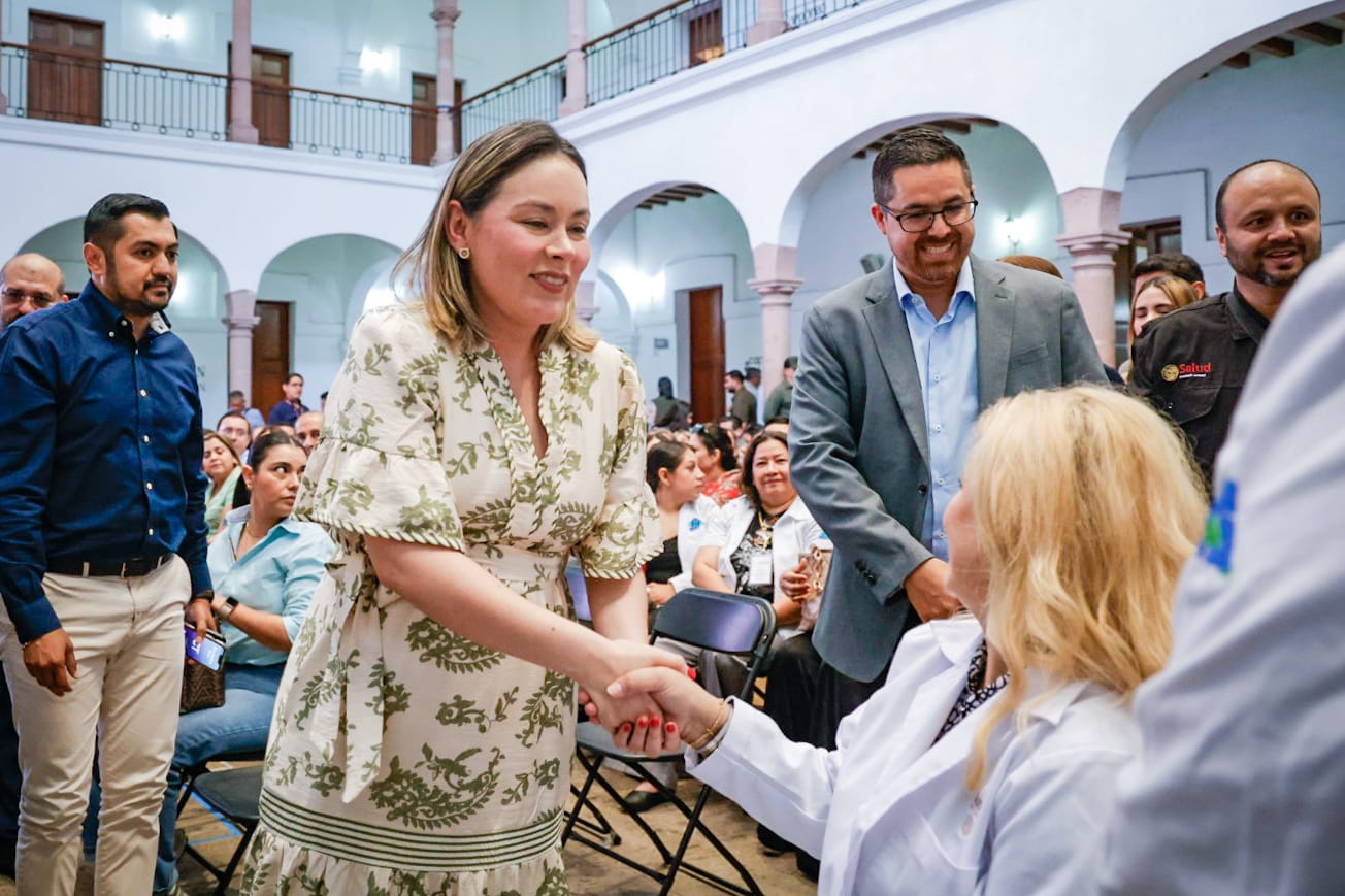 Entrega Yeraldine Bonilla kits de estimulación temprana para la prueba EDI