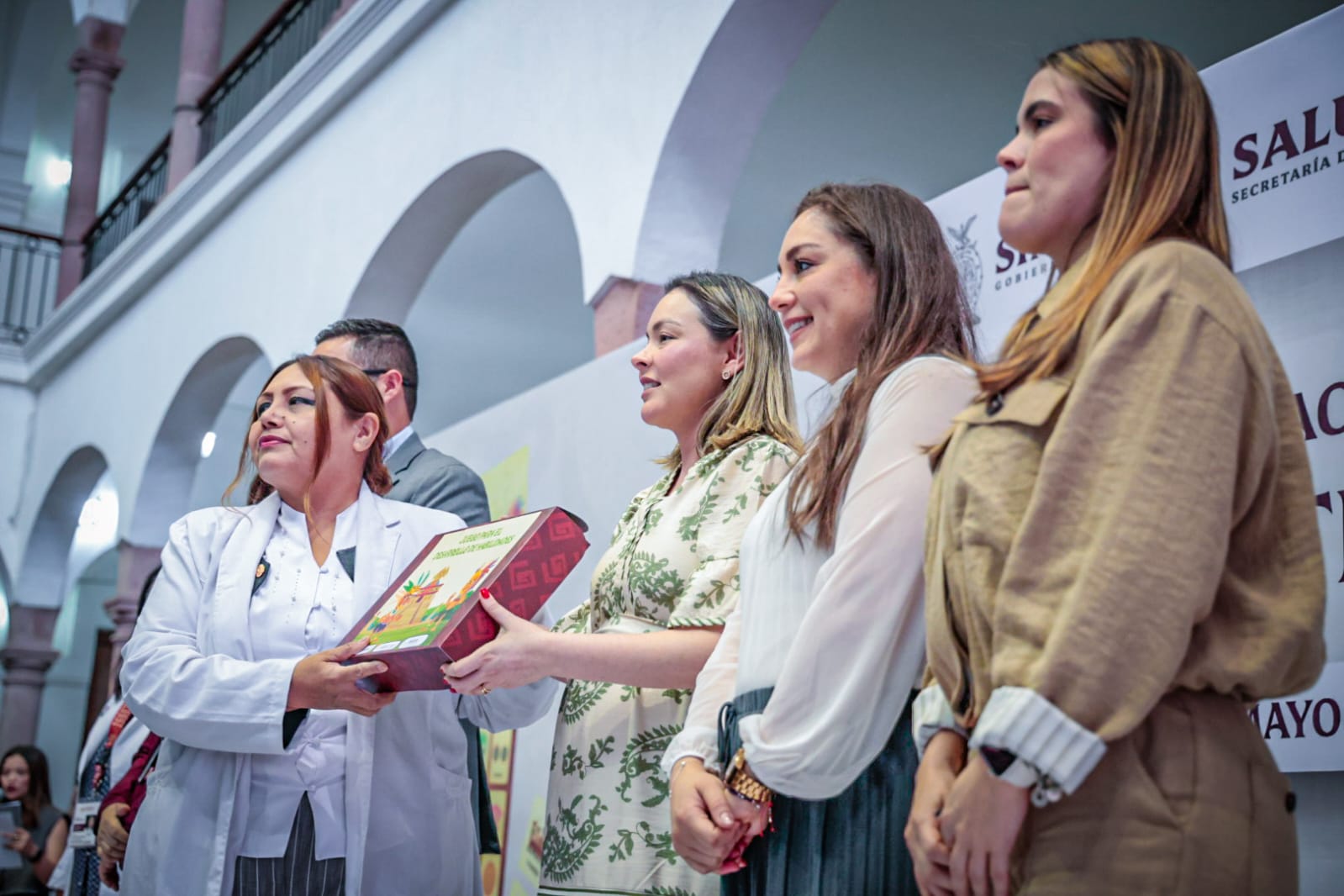 Entrega Yeraldine Bonilla kits de estimulación temprana para la prueba EDI
