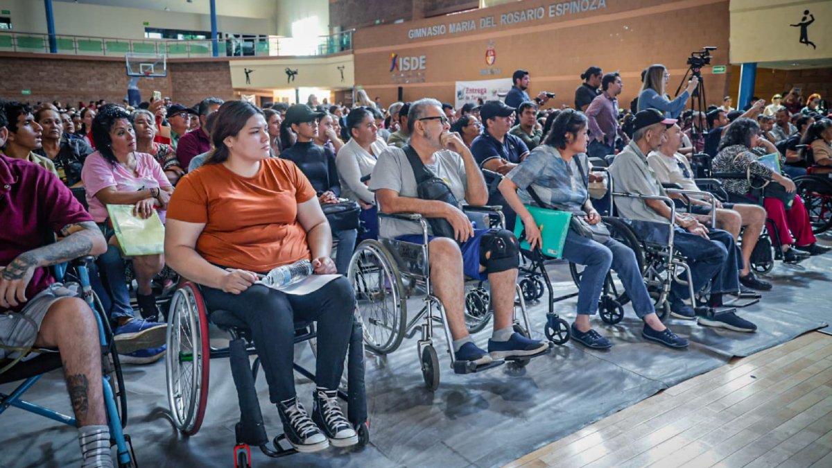entrega de tarjetas pension de las personas con discapacidad en culiacan acuden