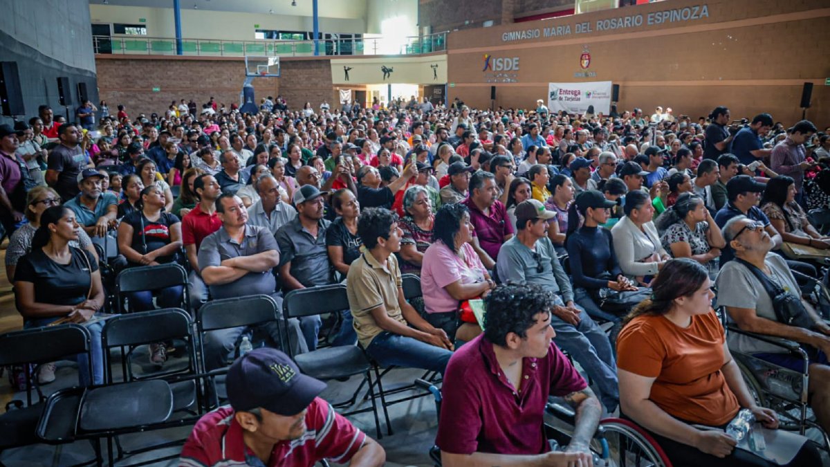entrega de tarjetas pension de las personas con discapacidad en culiacan asisten