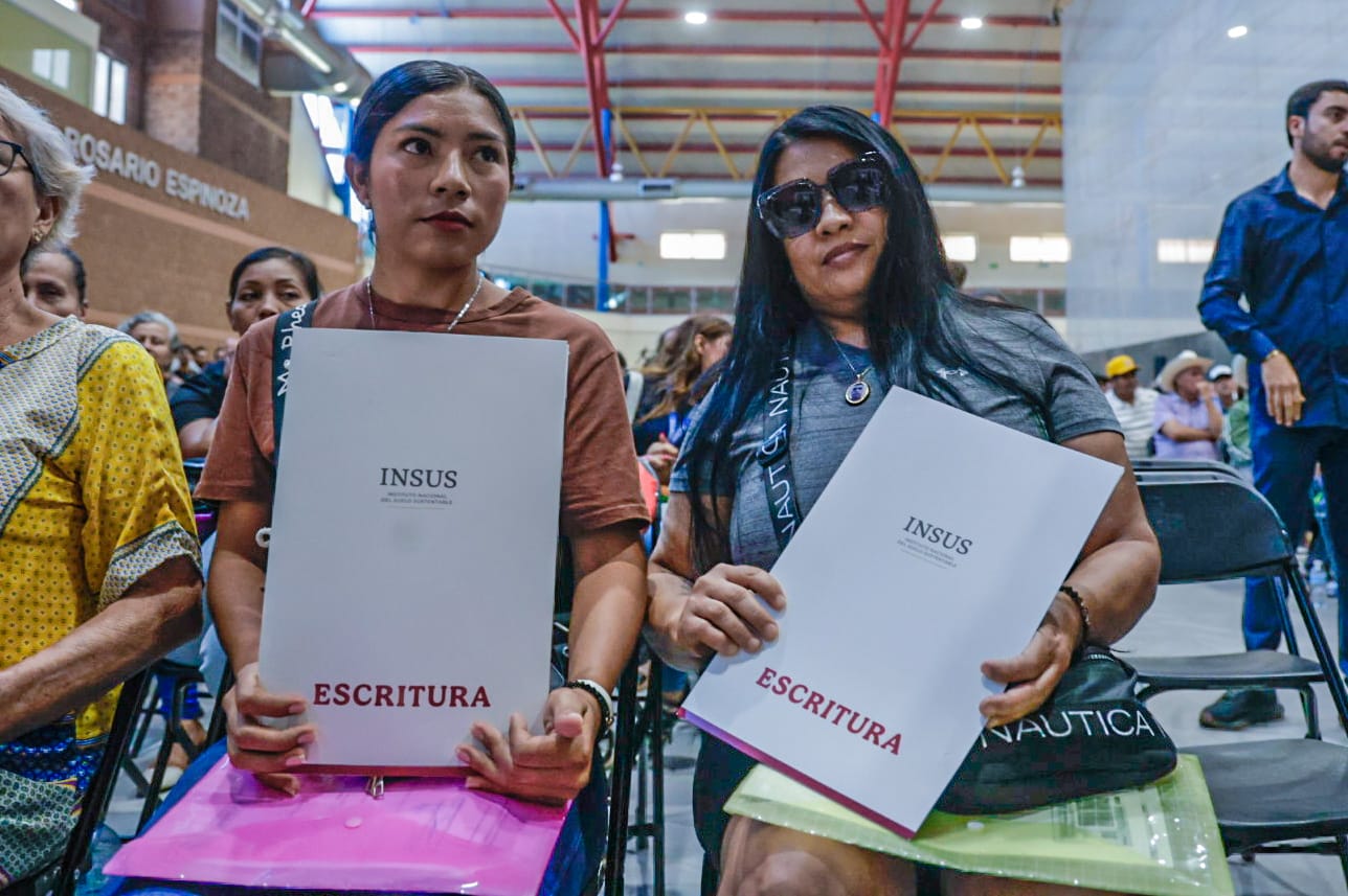 Entrega de títulos de propiedad en Culiacán