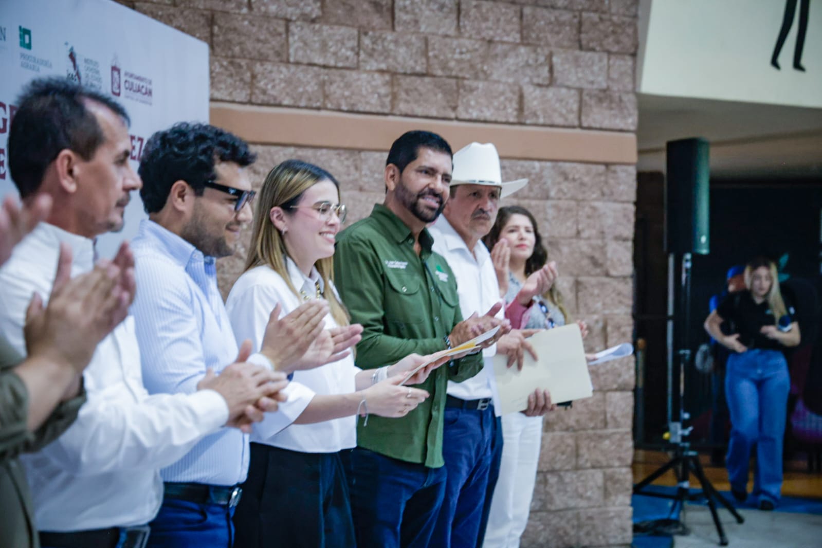 Entrega de títulos de propiedad en Culiacán
