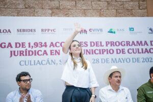 Entrega de títulos de propiedad en Culiacán