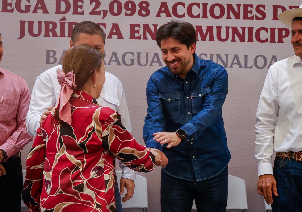 Entrega de títulos de propiedad en Badiraguato