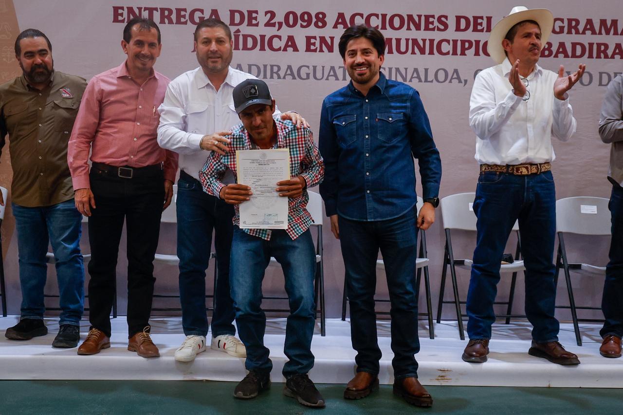 Entrega de títulos de propiedad en Badiraguato