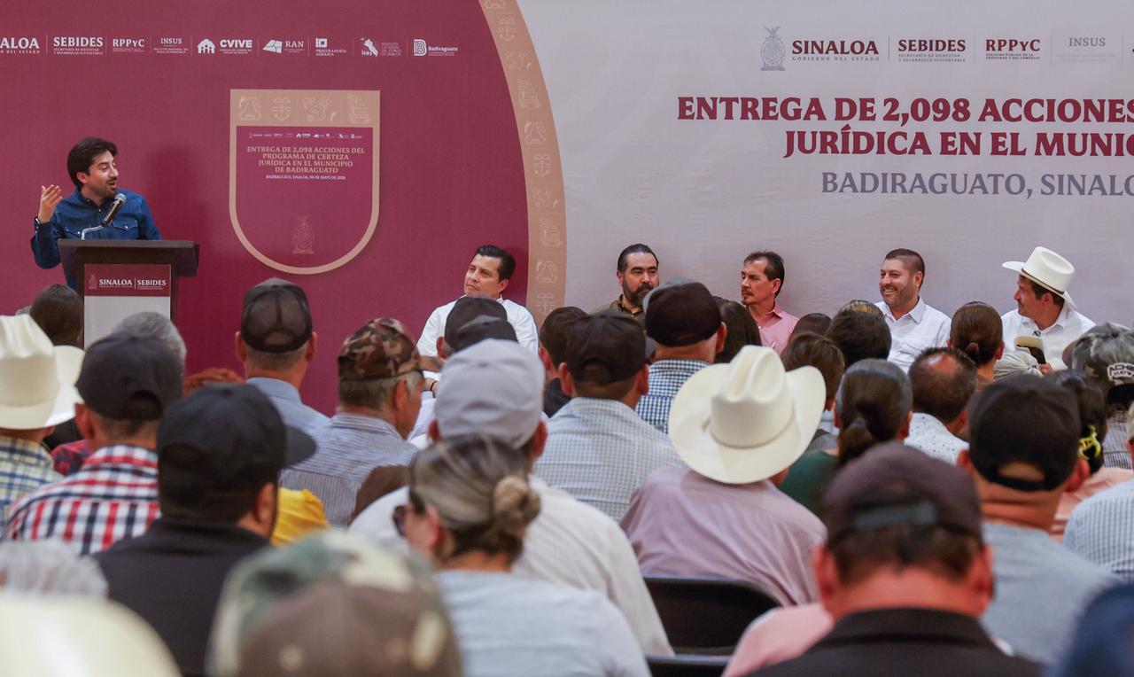 Entrega de títulos de propiedad en Badiraguato