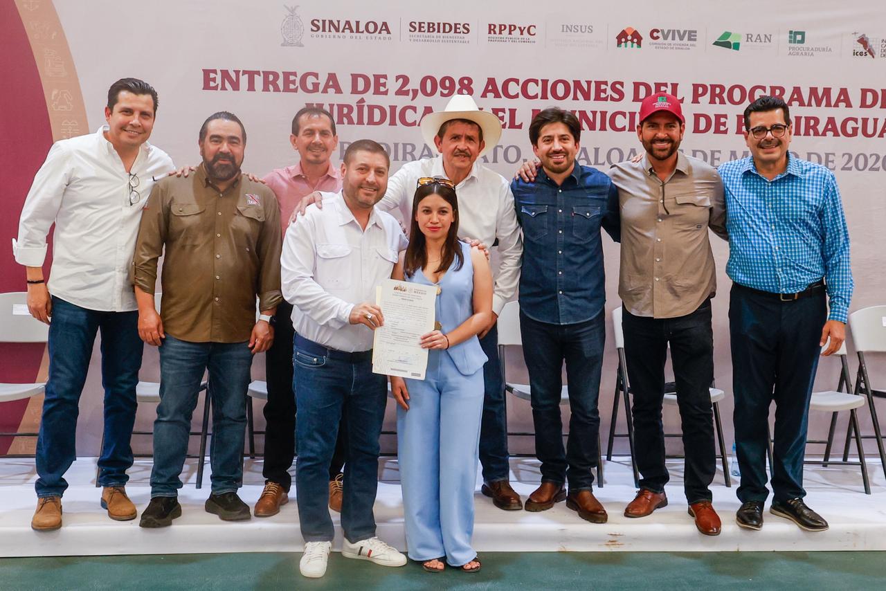 Entrega de títulos de propiedad en Badiraguato