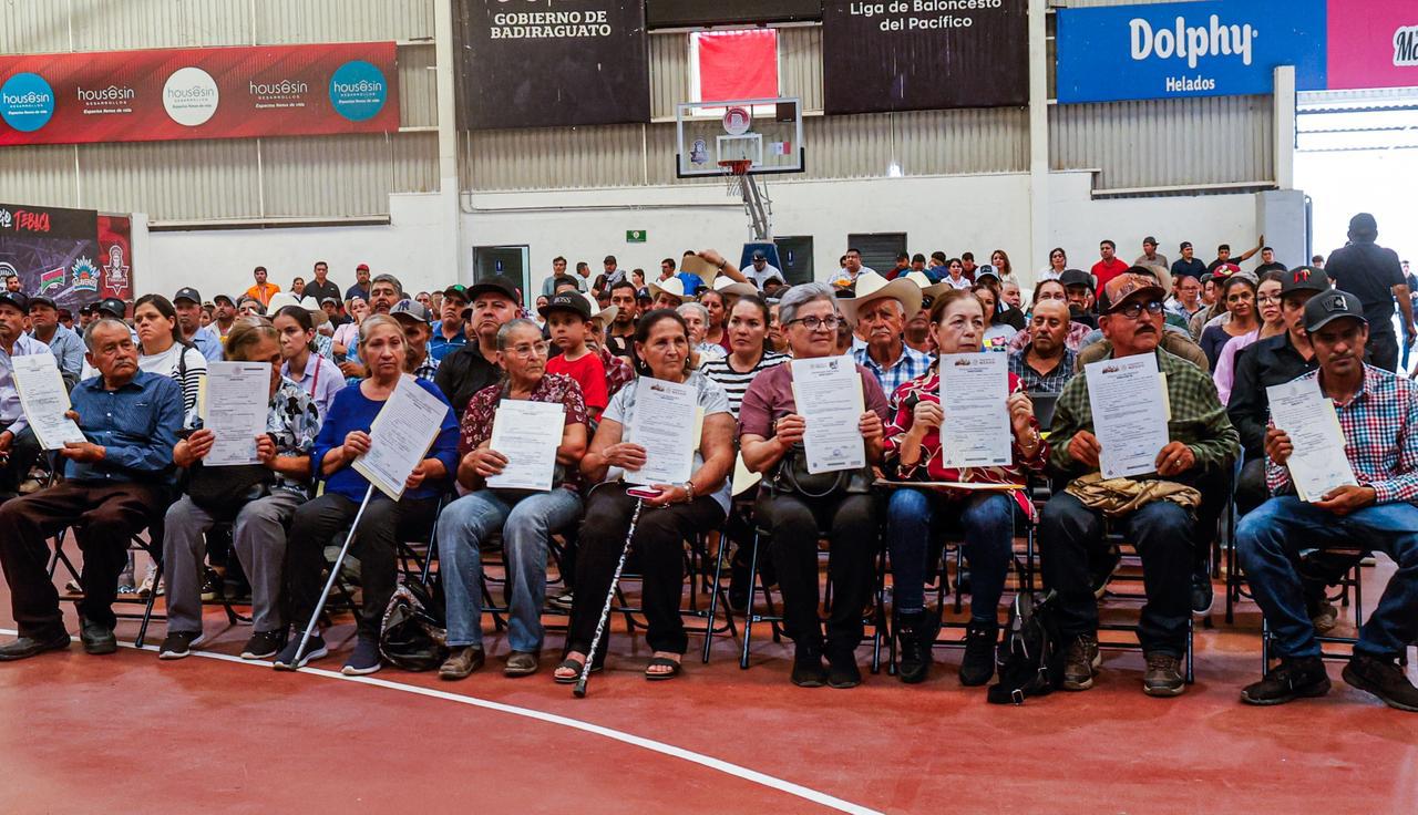 Entrega de títulos de propiedad en Badiraguato