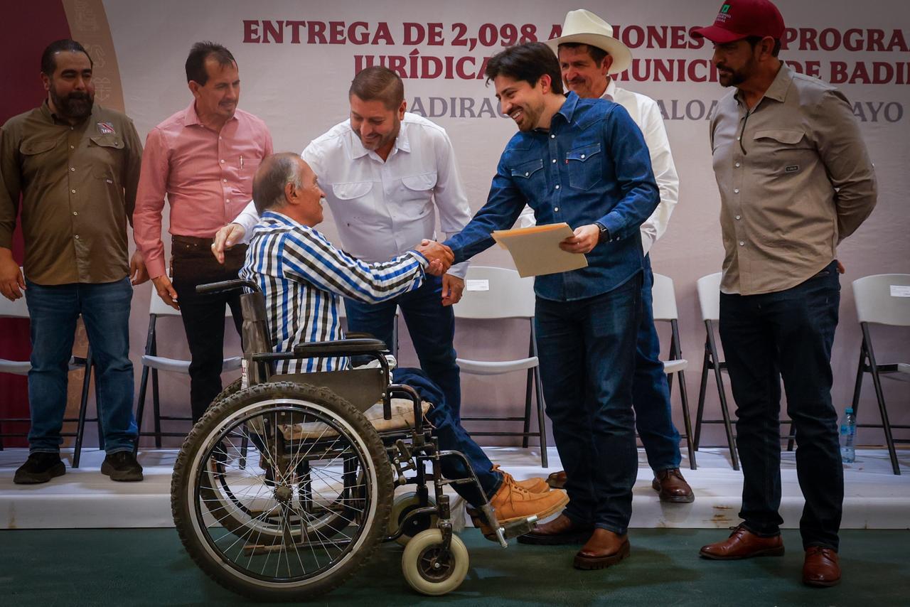 Entrega de títulos de propiedad en Badiraguato