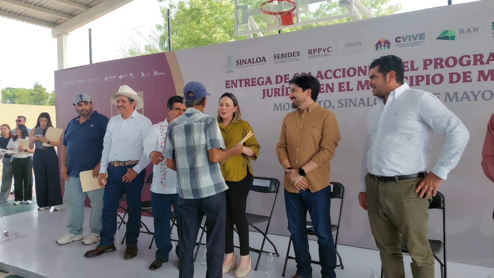 Entrega de títulos de propiedad en Mocorito