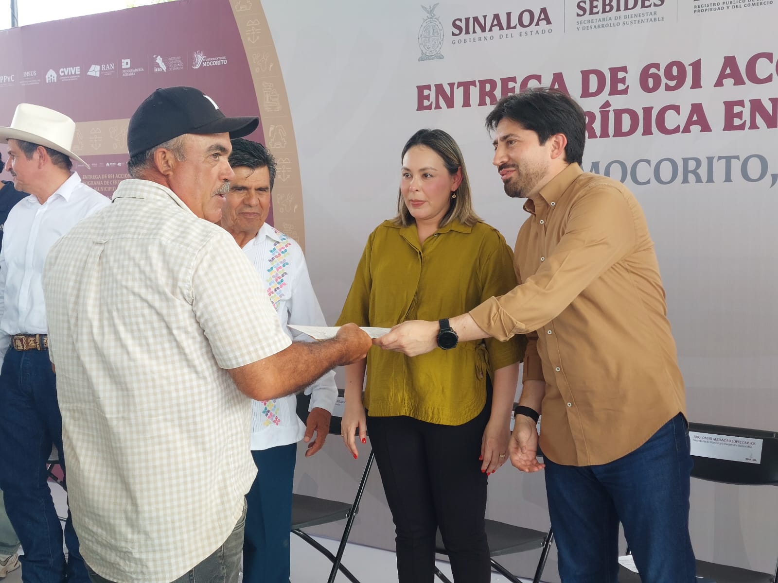 Entrega de títulos de propiedad en Mocorito