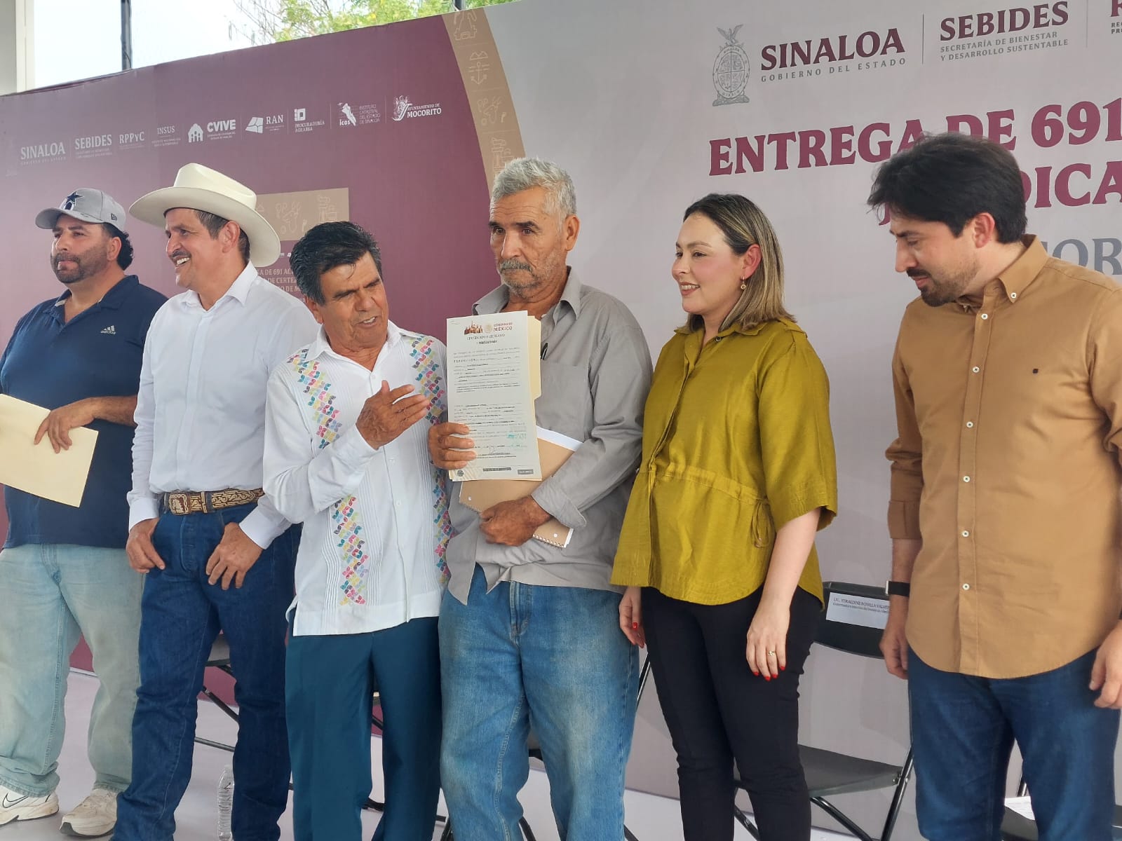 Entrega de títulos de propiedad en Mocorito