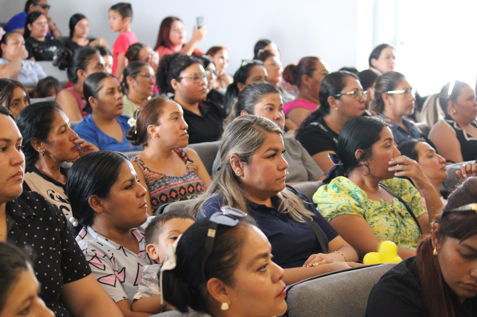 Entregan apoyos a 200 madres solteras en Mazatlán
