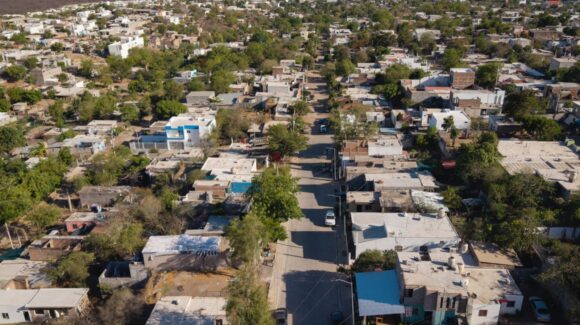 Ana Miriam Ramos entrega paquete de seis calles pavimentadas en la colonia Rosario Uzárraga, Culiacán, Sinaloa