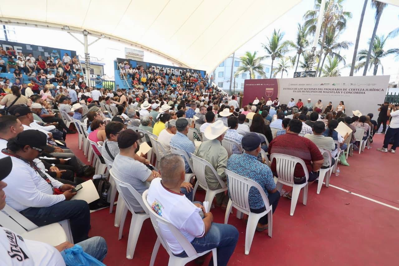 Entregan escrituras a familias de Mazatlán y Concordia
