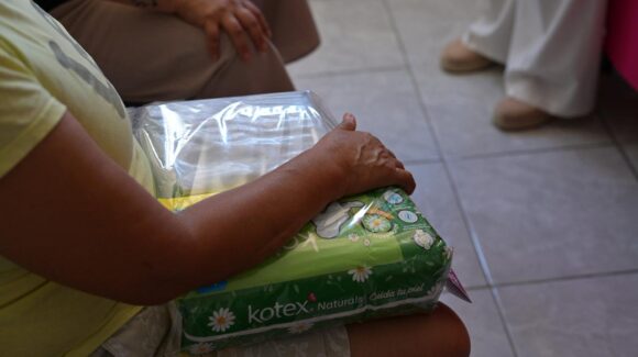 Rompen barreras invisibles; entregan kits menstruales a mujeres privadas de la libertad en Mazatlán, Sinaloa