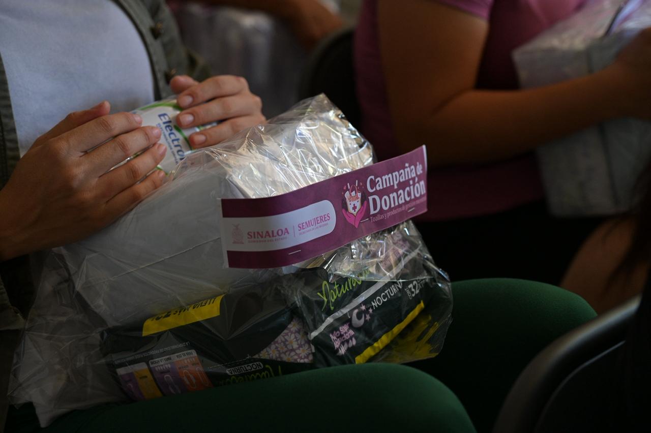 Entregan kits menstruales a mujeres del penal de El Castillo, Mazatlán