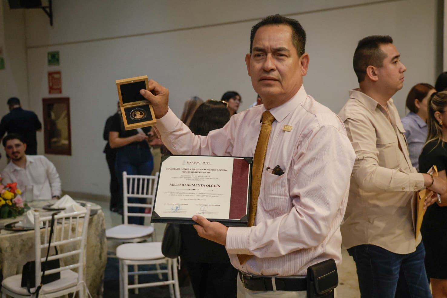 Entregan medalla "Maestro Manuel Ignacio Altamirano" a docentes con 40 años de trayectoria