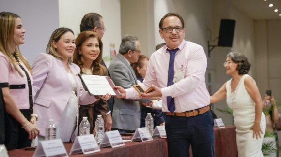 Gobierno de Sinaloa entrega la medalla “Maestro Ignacio Manuel Altamirano” a 183 docentes con más de 40 años de servicio
